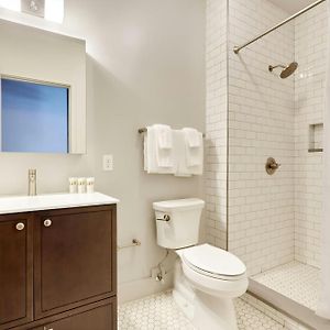 One-Bedroom Apartment Queen Bed